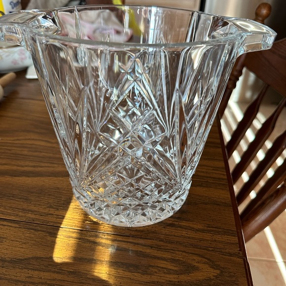 Crystal ice bucket with handle very pretty - Picture 4 of 6